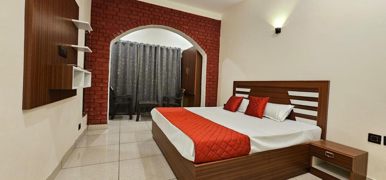 Golden Himalaya Homestay Каусани Экстерьер фото
